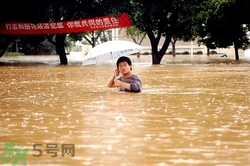 在雨水中走路容易得什么?。吭谟晁凶呗酚惺裁次：?？