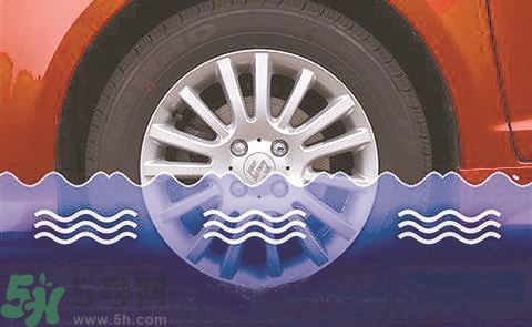 路面雨水多深車輛不宜通行？車輛在雨水中行駛要注意什么？