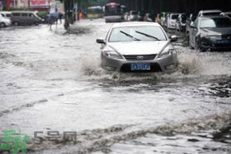 路面雨水多深車輛不宜通行？車輛在雨水中行駛要注意什么？