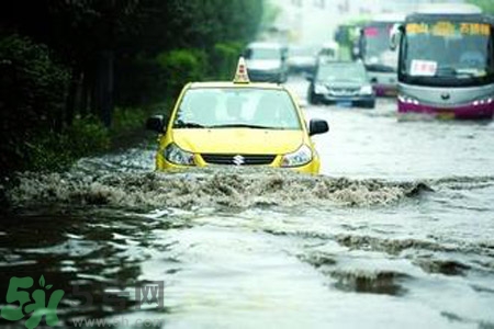 路面雨水多深車輛不宜通行？車輛在雨水中行駛要注意什么？