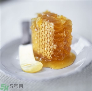 蜂蜜放久了有酒味是怎么回事？蜂蜜有酒味還能喝嗎？