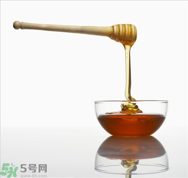 蜂蜜放久了有酒味是怎么回事？蜂蜜有酒味還能喝嗎？