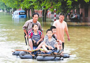 在雨水中走路容易得什么??？在雨水中走路有什么危害？