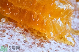 蜂蜜放久了有酒味是怎么回事？蜂蜜有酒味還能喝嗎？