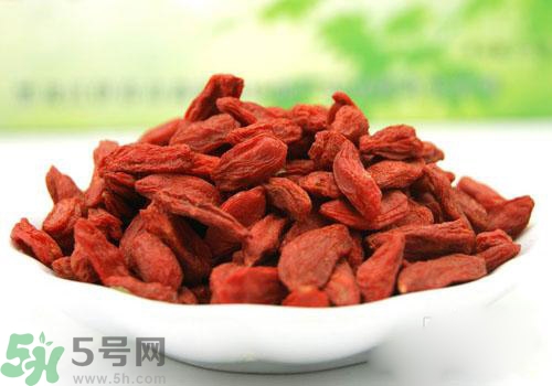 枸杞放久了變濕了可以吃嗎？枸杞放久了變黏了可以吃嗎？