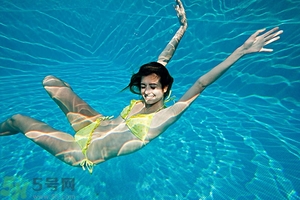 浮潛要穿泳衣嗎？浮潛要穿什么衣服？