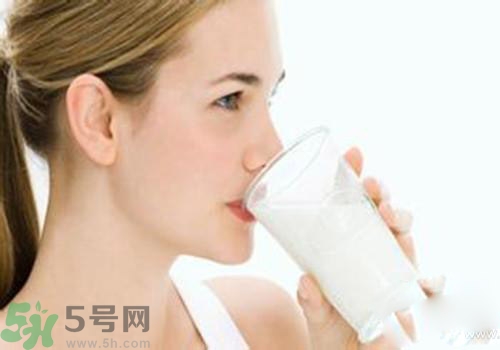 便秘可以喝羊奶嗎？喝羊奶可以改善便秘嗎？