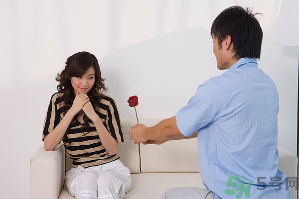 為什么看到男生會(huì)臉紅？看到男生會(huì)臉紅怎么辦？