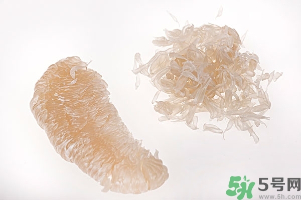 柚子的瓤是紅色正常嗎？柚子里面是紅色的能吃嗎？