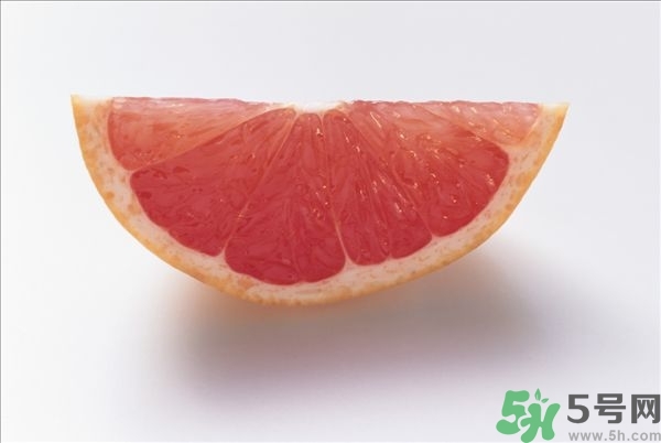柚子的瓤是紅色正常嗎？柚子里面是紅色的能吃嗎？