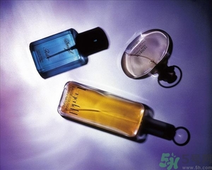 香水是噴在衣服上還是身體上？噴香水的正確位置