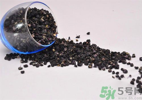 黑枸杞泡水是什么顏色？黑枸杞泡水是紫色的嗎？