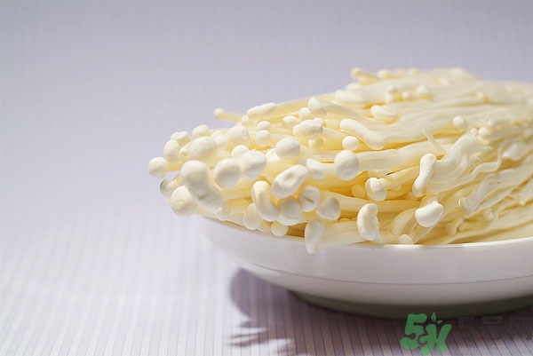 金針菇發(fā)霉了能吃嗎？金針菇長(zhǎng)白毛還能吃嗎？