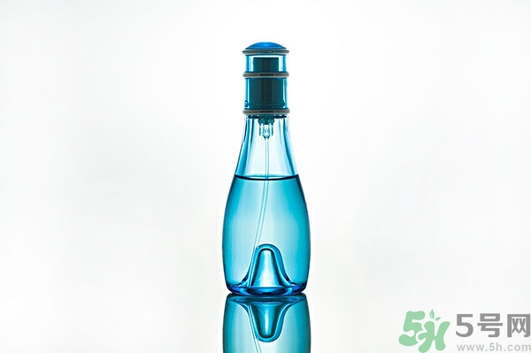 香水過(guò)敏了怎么辦？噴香水對(duì)身體有害嗎？