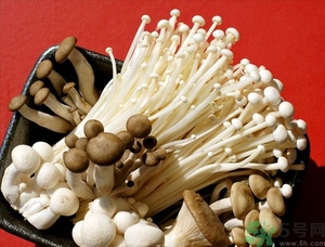 金針菇發(fā)霉了能吃嗎？金針菇長(zhǎng)白毛還能吃嗎？