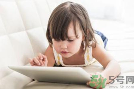 5歲男孩突然大叫頭疼 小孩玩平板電腦的危害有哪些？