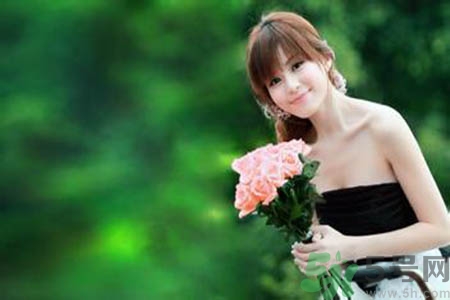 女人為什么一個胸大一個胸小？女人的兩個胸為什么不一般大？