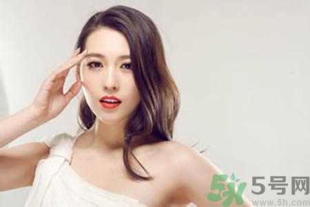 女人為什么一個胸大一個胸?。颗说膬蓚€胸為什么不一般大？