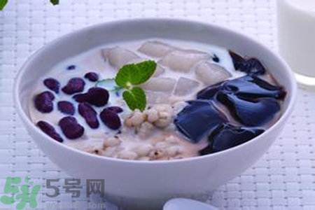 仙草是龜苓膏嗎？仙草和龜苓膏的區(qū)別？