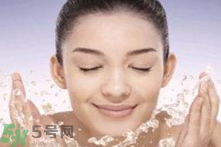 夏季臉上出油怎么回事？夏季臉上出油怎么辦？