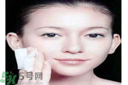 夏季臉上出油怎么回事？夏季臉上出油怎么辦？
