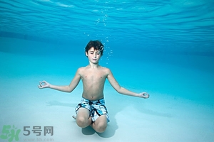 吃完晚飯可以立即游泳嗎？吃完飯游泳對身體好嗎？