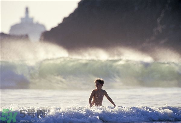 游泳不帶泳鏡可以嗎？在水下可以睜開眼睛嗎？