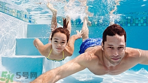 游泳不帶泳鏡可以嗎？在水下可以睜開眼睛嗎？