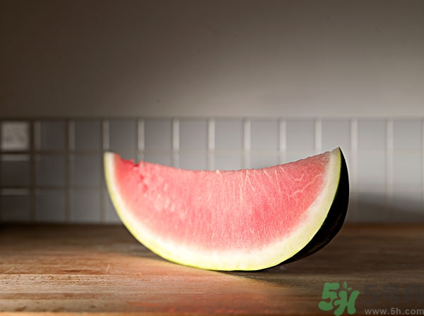 西瓜沒(méi)熟透可以吃嗎？西瓜不好吃怎么做好吃？
