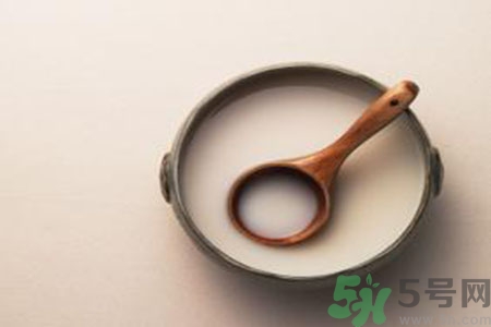 米酒長(zhǎng)白毛是什么原因？米酒長(zhǎng)白毛還能吃嗎？