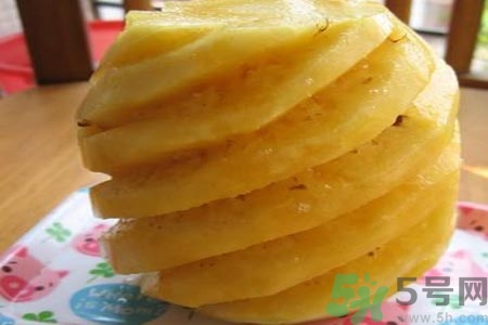 菠蘿為什么要用鹽水泡？吃菠蘿用不用泡鹽水？