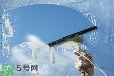 擦玻璃小竅門方法是什么？擦玻璃的小竅門有哪些？