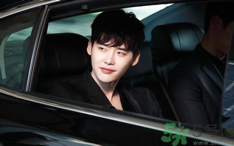 李鐘碩開(kāi)的什么車(chē)？姜哲開(kāi)的什么車(chē)？