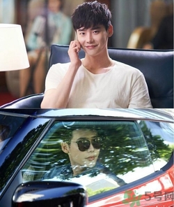 李鐘碩開的什么車？姜哲開的什么車？