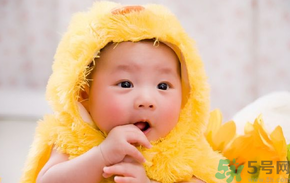 寶寶特別喜歡含著手指睡覺(jué)怎么辦？怎樣糾正寶寶含著手指睡覺(jué)的習(xí)慣？