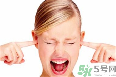 耳朵后面長了個硬包怎么回事？ 耳朵后面長了個硬包怎么辦？