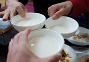 喝糯米酒能豐胸嗎？喝米酒能護膚嗎？