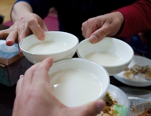 喝糯米酒能豐胸嗎？喝米酒能護(hù)膚嗎？
