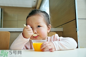 寶寶咳嗽能吃果凍嗎？寶寶多大可以吃果凍？