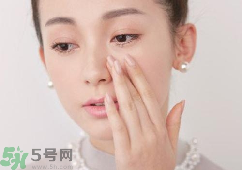 cc霜和粉底液的區(qū)別 cc霜和粉底液哪個(gè)先用？