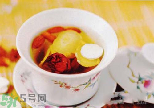 秋天嘴唇干燥怎么辦？秋天嘴唇干燥吃什么？