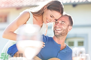 女生喜歡成熟的男生嗎？女生喜歡成熟穩(wěn)重的類型嗎？