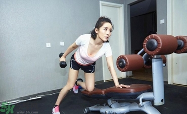 女生跑步機(jī)減肥速度多少合適？女生去健身房減肥做哪些器械？