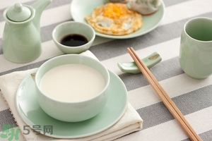 豆奶粉結(jié)塊還能喝嗎？豆奶粉分層還能喝嗎？