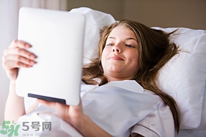 女生趴著睡對(duì)乳房好嗎？女生趴著睡對(duì)胸部有什么壞處？