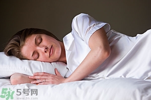 女生趴著睡對(duì)乳房好嗎？女生趴著睡對(duì)胸部有什么壞處？