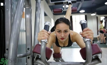 女生跑步機(jī)減肥速度多少合適？女生去健身房減肥做哪些器械？