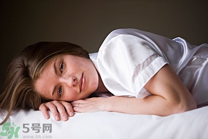 女生趴著睡對(duì)乳房好嗎？女生趴著睡對(duì)胸部有什么壞處？