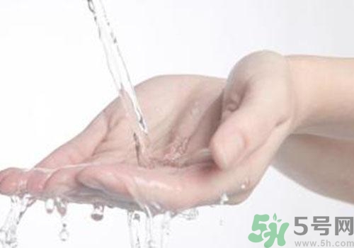 高錳酸鉀染手上了怎么辦？高錳酸鉀染手上了怎么洗掉？