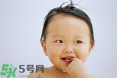寶寶為什么喜歡咬指甲？寶寶咬指甲是怎么回事？